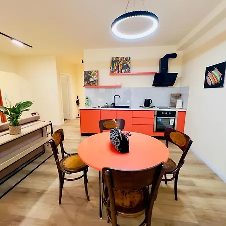 Sweet Yellow Palace, Pazari I Ri * Tirana