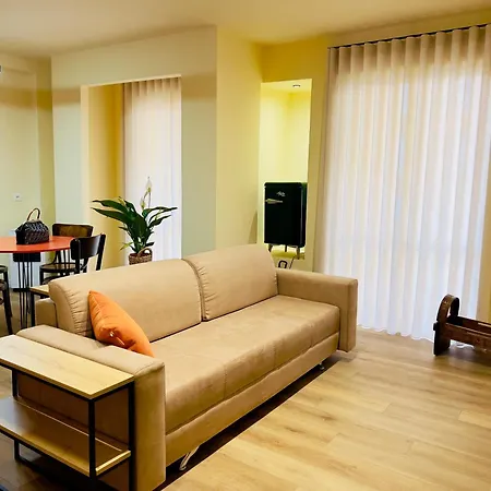 Sweet Yellow Palace, Pazari I Ri * Tirana