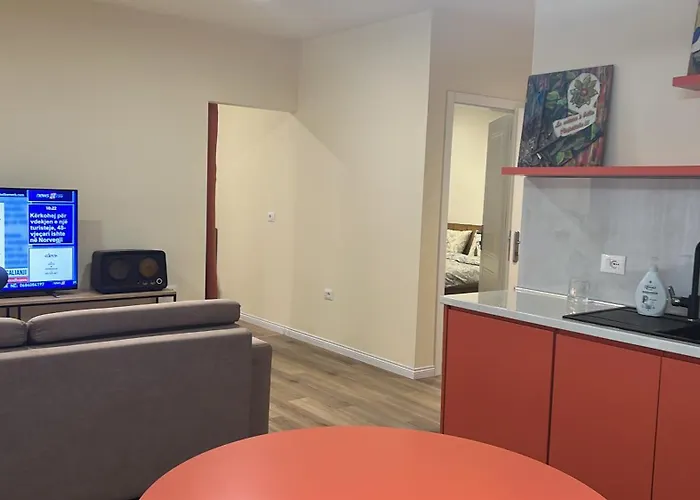 Sweet Yellow Palace, Pazari I Ri Apartmán