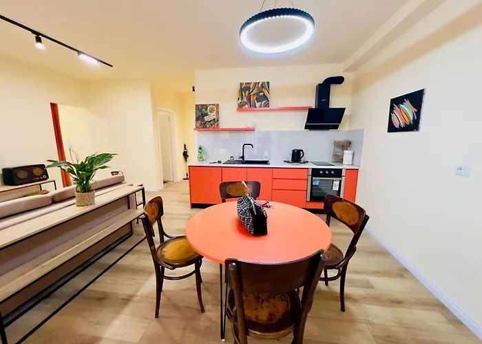 Sweet Yellow Palace, Pazari I Ri * Tirana