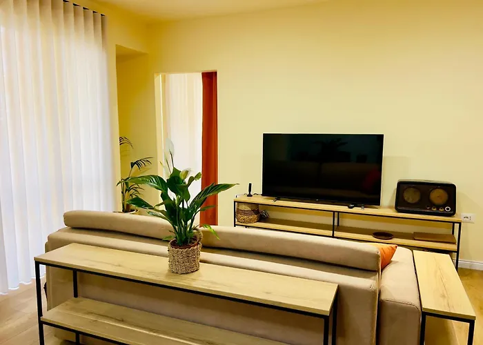 Sweet Yellow Palace, Pazari I Ri Tirana