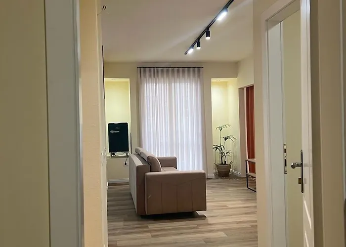 Sweet Yellow Palace, Pazari I Ri Apartmán *