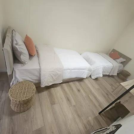 Sweet Yellow Palace, Pazari I Ri Apartment