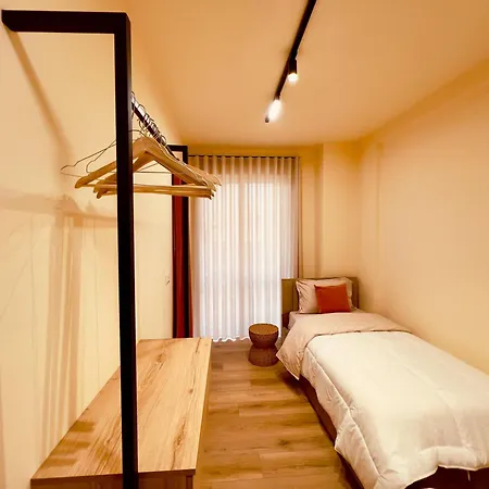 Sweet Yellow Palace, Pazari I Ri Apartman *