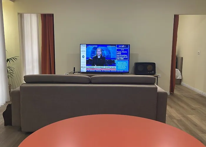 Sweet Yellow Palace, Pazari I Ri Tirana