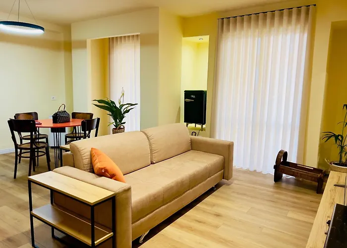 Sweet Yellow Palace, Pazari I Ri * Tirana