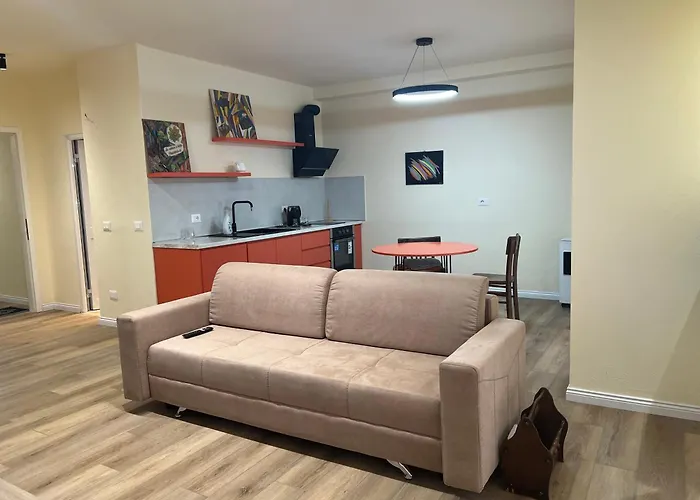 Sweet Yellow Palace, Pazari I Ri Apartman *