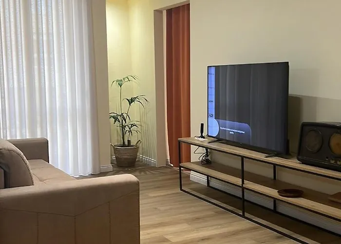 Sweet Yellow Palace, Pazari I Ri * Tirana