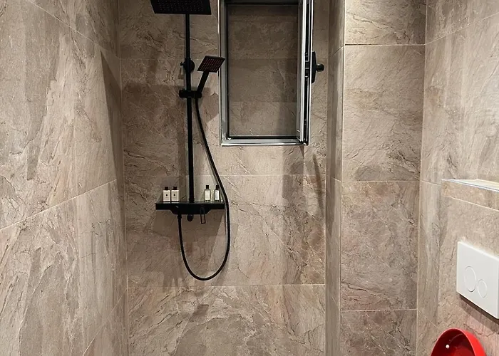 Sweet Yellow Palace, Pazari I Ri Tirana