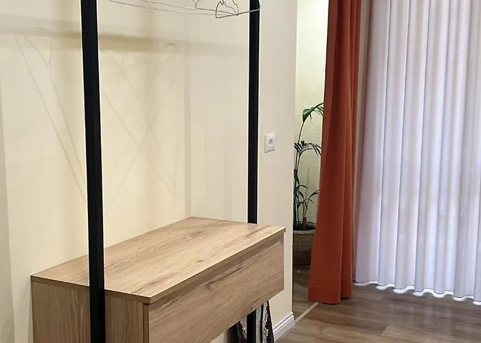 Sweet Yellow Palace, Pazari I Ri * Tirana